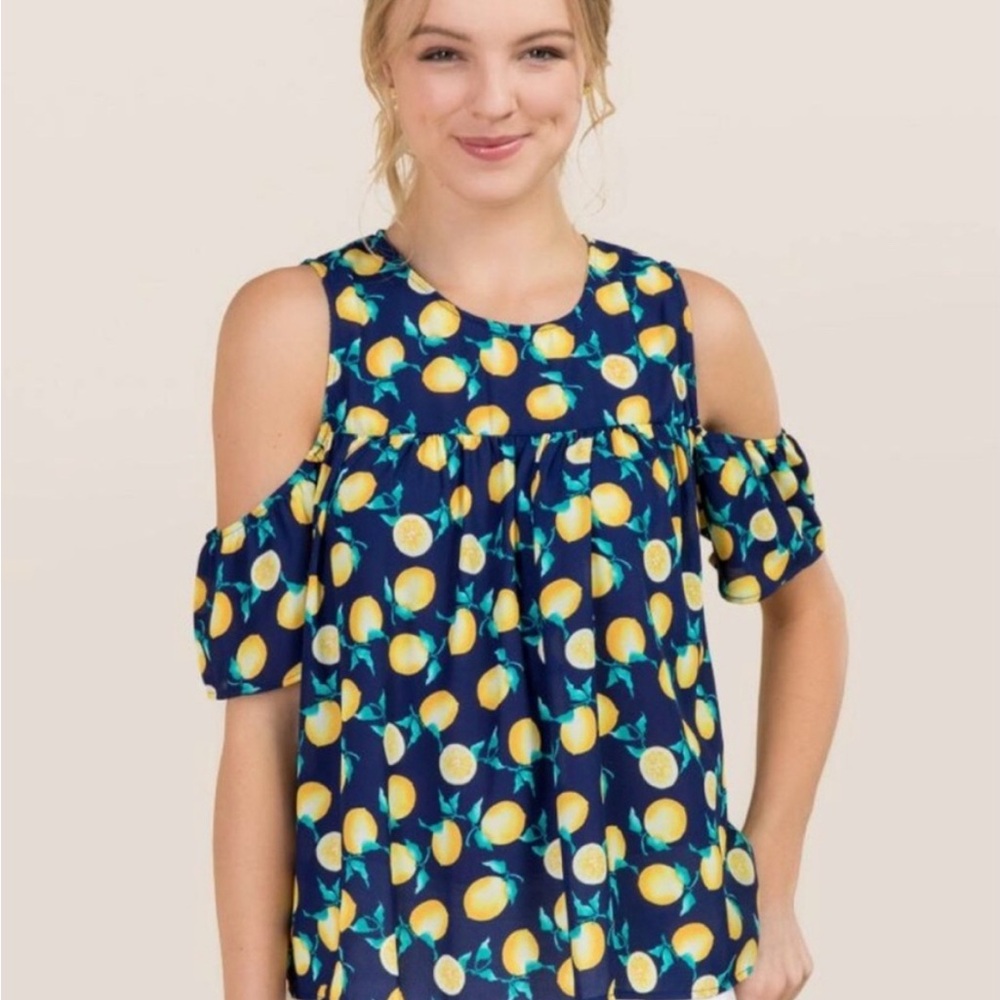 LN Francesca’s Blue Rain Lemon Print Cold Shoulder Top